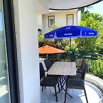 Apartamento Perfectly Located In Walking Distance To The *
