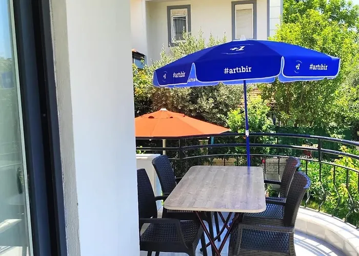 דירה Perfectly Located In Walking Distance To The *