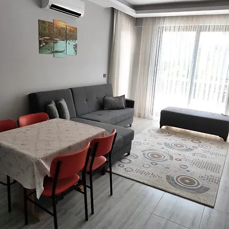 Perfectly Located In Walking Distance To The アパート
