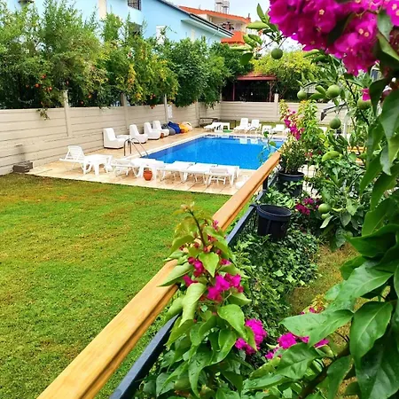 Perfectly Located In Walking Distance To The Sidé