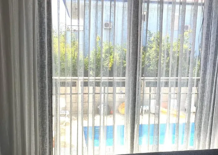 Perfectly Located In Walking Distance To The * סייד