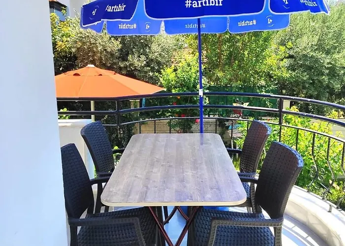 Perfectly Located In Walking Distance To The * Sidé