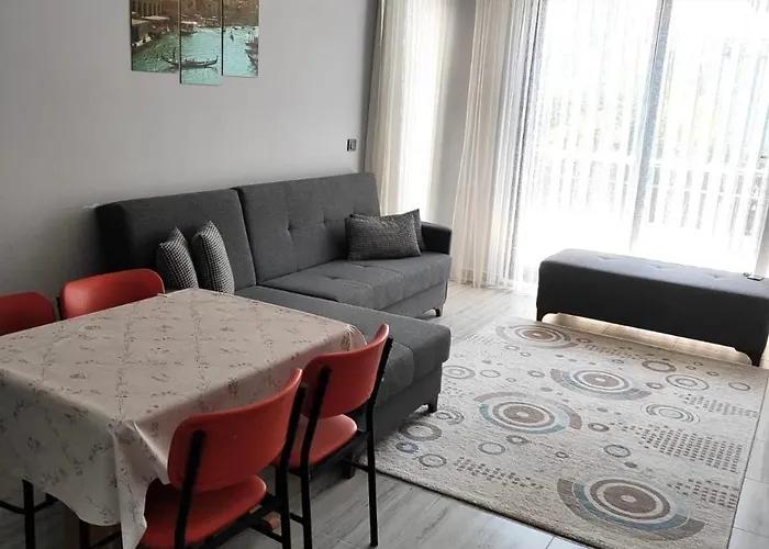 Perfectly Located In Walking Distance To The شقة